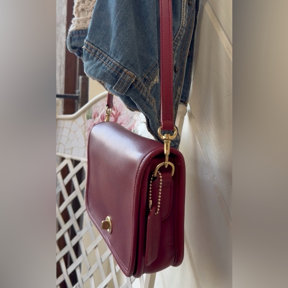 VINTAGE COACH RED LEATHER PENNY POCKET BAG
Style # 9755 - Picture 4 of 17